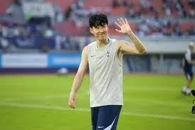 손흥민 고별전 현장, 스타들의 응원 열기 후끈